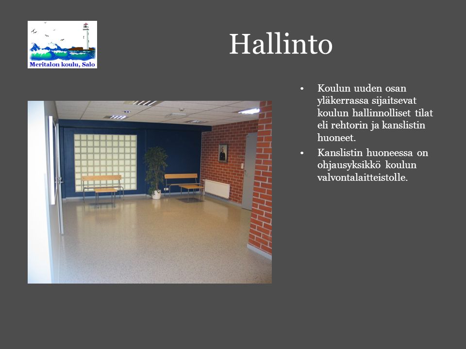 Hallinto Koulun uuden osan yläkerrassa sijaitsevat koulun hallinnolliset tilat eli rehtorin ja kanslistin huoneet.