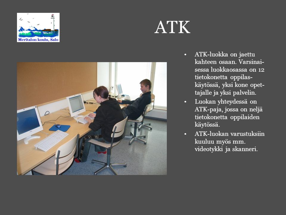 ATK ATK-luokka on jaettu kahteen osaan. Varsinai- sessa luokkaosassa on 12 tietokonetta oppilas-käytössä, yksi kone opet-tajalle ja yksi palvelin.