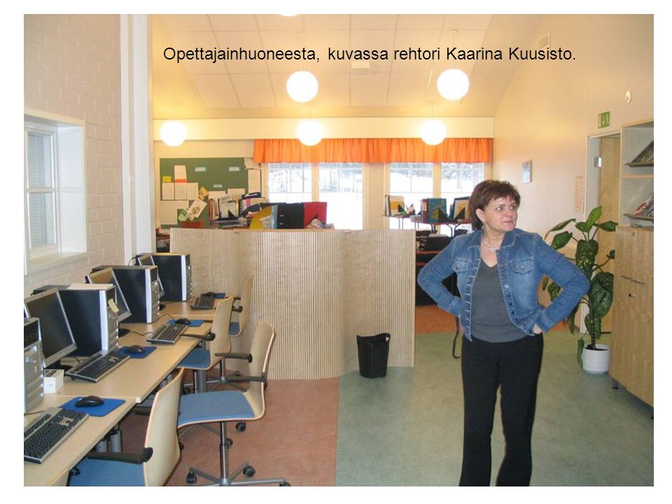 Opettajainhuoneesta, kuvassa rehtori Kaarina Kuusisto.