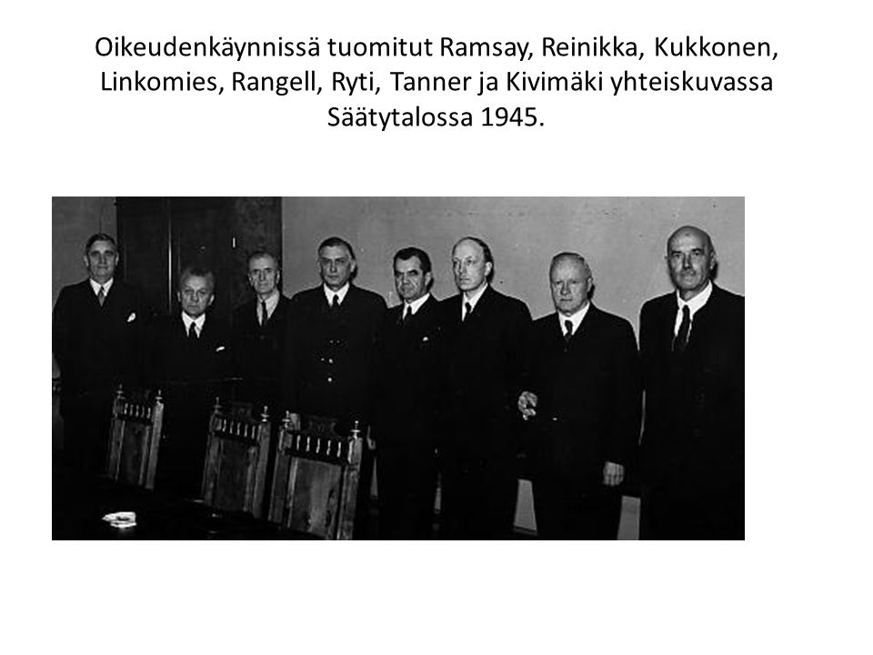 Oikeudenkäynnissä tuomitut Ramsay, Reinikka, Kukkonen, Linkomies, Rangell, Ryti, Tanner ja Kivimäki yhteiskuvassa Säätytalossa 1945.